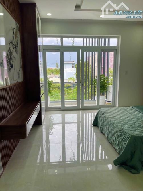 Nhà bán -Thạnh Xuân 24 - 115m2 - 3 Tầng - HXH - TK đep - Giá 7.9 Tỷ Tl - 10