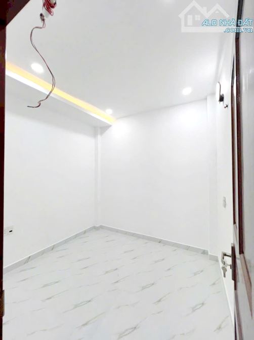 Bán nhà đẹp 2 lầu hẻm 5m gần đường Âu Dương Lân Phường 3 Quận 8 - 10
