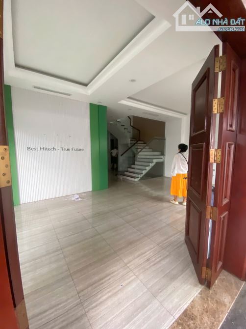 Cho thuê BT đường Hoàng Quốc Việt, Bắc Từ Liêm. DT 200m, 4 tầng 1 hầm, có thang máy. Giá 6 - 11