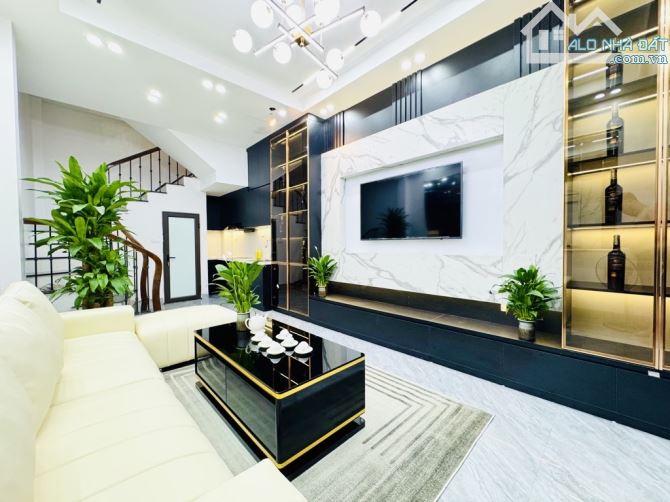 THANH XUÂN-15M RA Ô TÔ-BA GÁC ĐỖ CỬA - 1