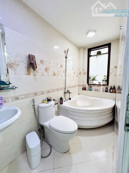 Bán nhà Tân Bình - hẻm nhựa 6m ô tô - nở hậu - 80m2 - 3 tầng - 1