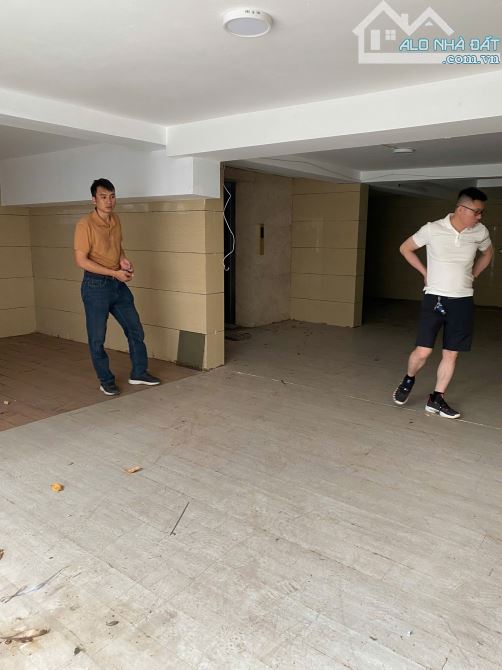 Cho thuê BT đường Hoàng Quốc Việt, Bắc Từ Liêm. DT 200m, 4 tầng 1 hầm, có thang máy. Giá 6 - 1