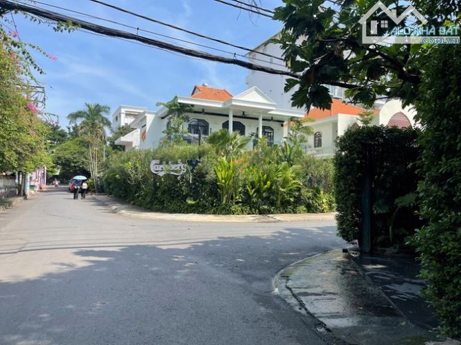 Bán biệt thự hồ bơi siêu hiếm góc 2 mặt tiền đường khu Xuân Thủy, 1.100m2 đất - 1