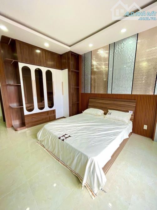 Nhà bán -Thạnh Xuân 24 - 115m2 - 3 Tầng - HXH - TK đep - Giá 7.9 Tỷ Tl - 1