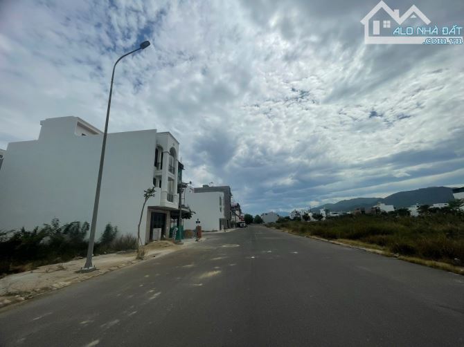 Đất đường B11 khu đô thị VCN Phước Long 2 dt 100m2 đường 20m vỉa hè 3m - 1
