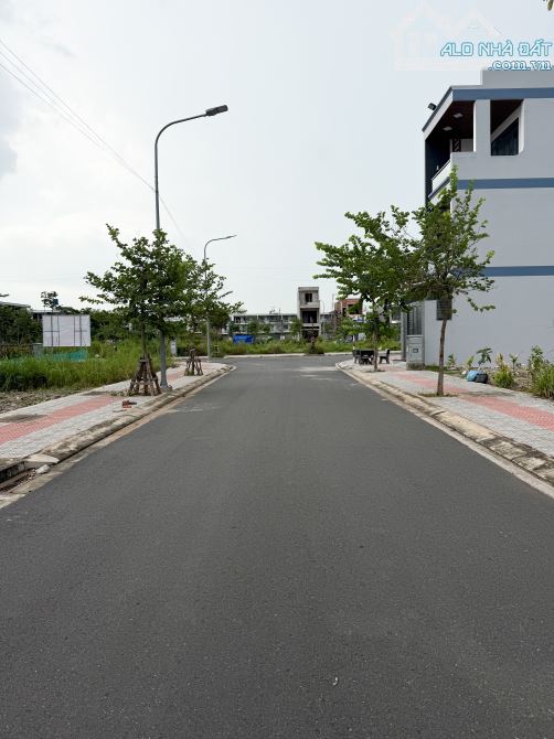 BÁN ĐẤT ĐƯỜNG E2 PHƯỜNG TRẤN BIÊN ( BỬU LONG CỦ). DT: 4,2x17,9=75,18M2. GIÁ: 3TỶ3 BỚT LỘC - 1