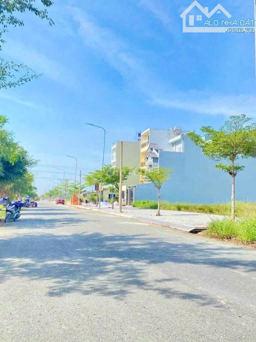 Đất Tỉnh Lộ 10 - Sổ Hồng Riêng - View Cực Hiếm - Sang Tên Liền Tay - 1