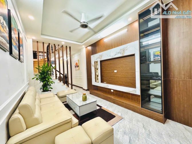 - Bán nhà Trần Cung, 10m ô tô, sát phố, nội thất xịn sò, 37m2, 8.1 tỷ. - 1