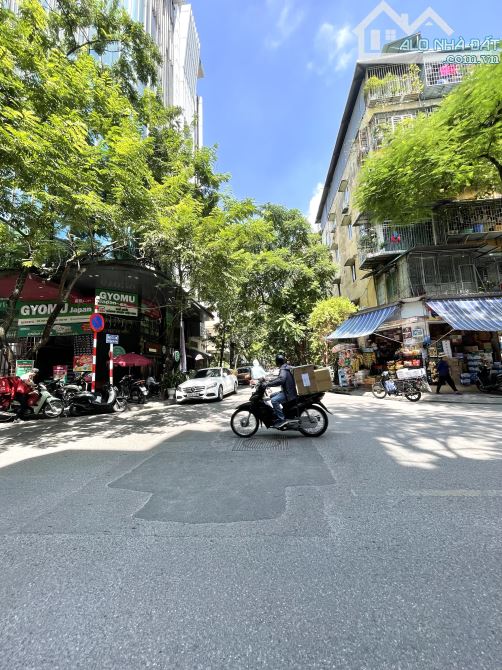 Bán Nhà Mặt Phố lô góc  Đường Nguyên Hồng, 105 tỷ, 100m2, nhiều tiện ích. - 1