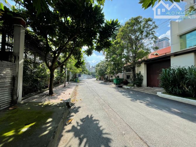 Biệt thự Nguyễn Văn Hưởng Thảo Điền quận 2.Diện tích 350m2.Kết cấu hầm - 3 tầng.Ngang 15m - 1