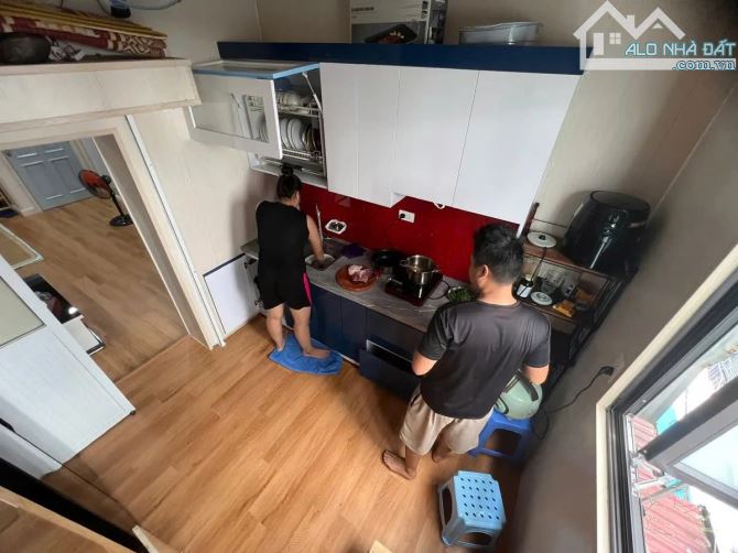 Bán nhà tập thể phố Nguyên Hồng 75m2 chỉ 3.4 tỷ có 2 ngủ, 2WC, 2 thoáng gần Hồ Thành Công - 1