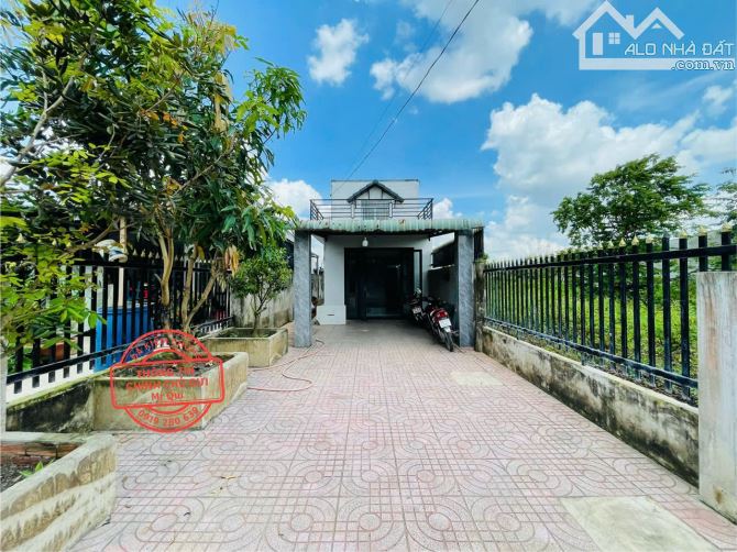 Cần bán gấp nhà 1 trệt 1 lầu, sổ hồng riêng ngay trung tâm Đức Hòa, 165m2 4 phòng ngủ - 1