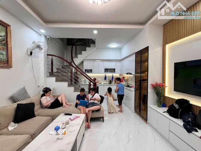 Phố Trương Định_35m x 4 Tầng_3 Gác chạy qua nhà, cách phố 25m_ Sổ vuông đẹp - 1