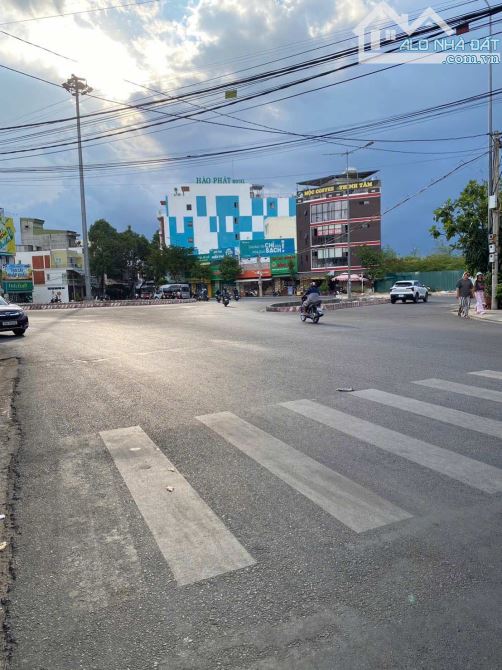 Bán đất tặng nhà mặt tiền Hoàng Diệu ngay vòng xoay. Dt 137m ngag 5,7m giá 155tr/m - 1