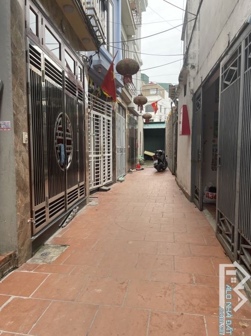 Đất đẹp hiếm đường 2.5m ô tô nhỏ đỗ cửa ngõ Phố Trạm DT 40m2 . Giá 7.1 tỷ - 2