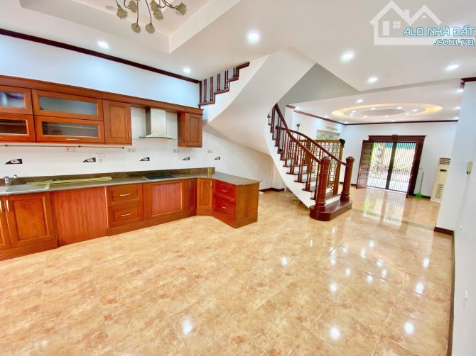 Cho thuê nhà 4 tầng phố Nguyễn Khánh Toàn, Cầu Giấy. Giá: 35tr - 2
