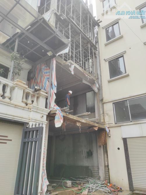 BÁN NHÀ KHU ĐẤU GIÁ TỨ HIỆP . GẦN TECCO . CÔNG AN HUYỆN. DT 95M . NHÀ 6 TẦNG. MT 5 M - 2