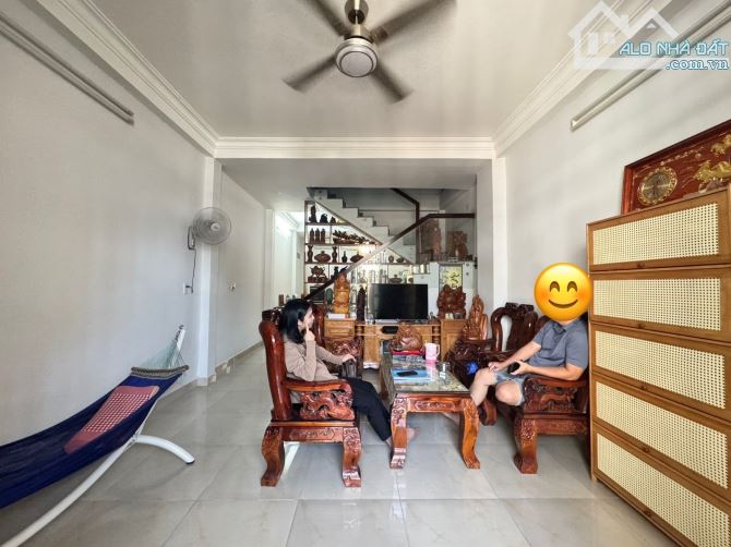 BÁN NHÀ MẶT TIỀN GẦN CHỢ HIỆP BÌNH CHÁNH, 2TẦNG ĐÚC ,HXH, DT60M2 , CHỈ 5.XTỶ . - 2