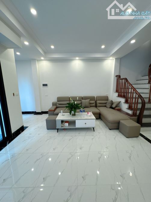 Ngọc Thụy - Long Biên, 35m² x 5 tầng, mặt tiền 6.4m – Nhà dân xây, còn rất mới! - 2