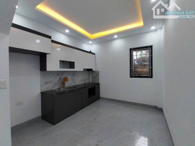 BÁN NHÀ TĐC QUỲNH ĐÔ  40M2- 8 TỶ- PHÂN LÔ- VỈA HÈ- Ô TÔ VÀO NHÀ - NHÀ MỚI ĐẸP. - 2
