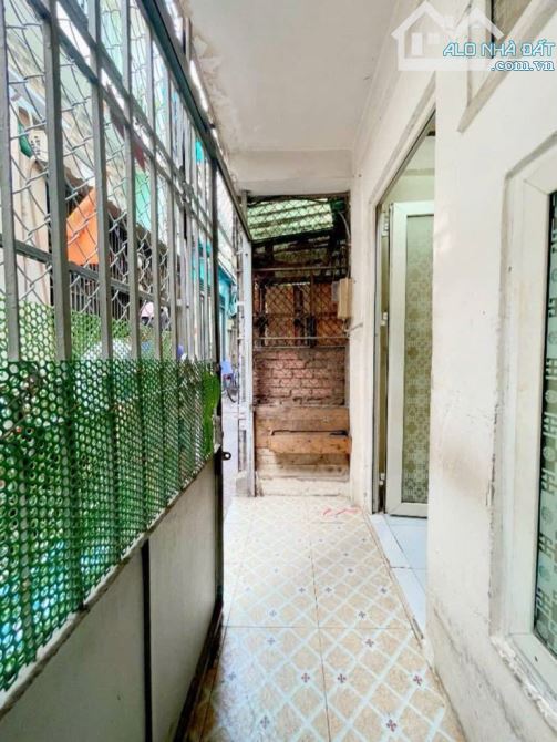 Nhà 2 tầng, hẻm thông, chợ xóm Chiếu, nhỉnh 3 tỉ. - 2