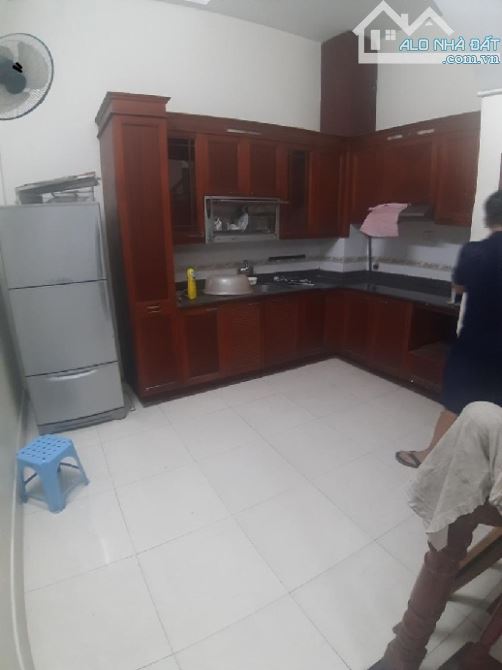 Cho thuê căn nhà ngõ 31 phố Trần Quốc Hoàn. Dt 40m2 x 4 tầng có nội thất, ô tô đậu cửa - 2