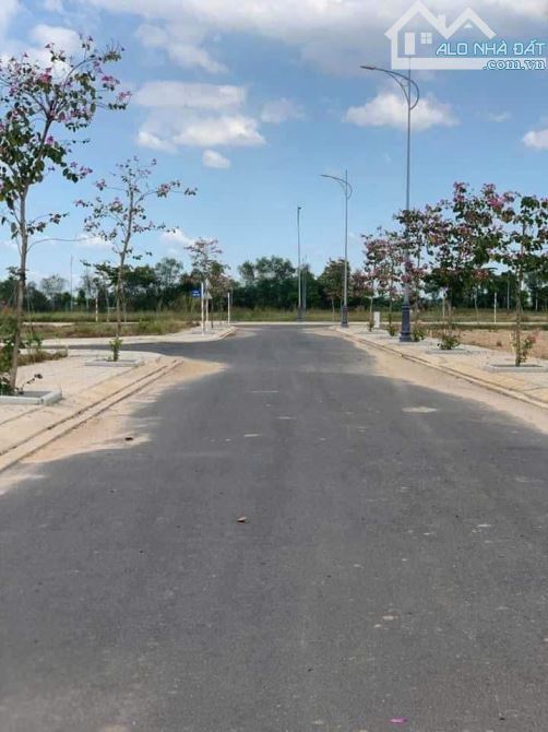 BÁN GẤP LÔ ĐẤT 100m² NGANG 5M, VỊ TRÍ KINH DOANH ĐẸP CÁCH SÂN BAY LONG THÀNH 7 PHÚT - 2