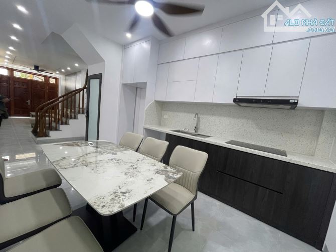 Bán nhà trung tâm phố Thạch Bàn,Long Biên. Diện tích 42m x 5tầng,5 phòng ngủ. Giá chỉ 7.8ỷ - 2