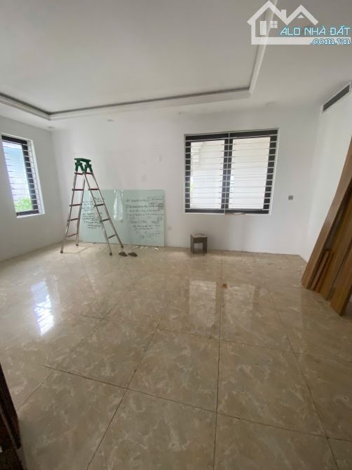 Cho thuê BT đường Hoàng Quốc Việt, Bắc Từ Liêm. DT 200m, 4 tầng 1 hầm, có thang máy. Giá 6 - 2