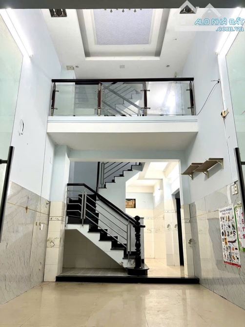 Góc 2 MẶT TIỀN VỊ TRÍ ĐẸP NHÀ 3 TẦNG HẺM XE HƠI NGUYỄN THỊ KIỂU GẦN METRÔ QUẬN 12 - 2