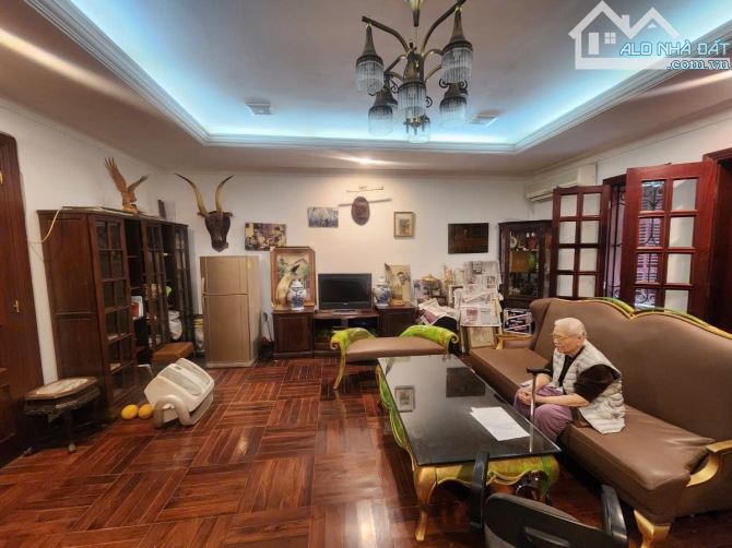 BÁN BIỆT THỰ SIÊU SANG DỊCH VỌNG CẦU GIẤY 270m 75 TỶ 4 TẦNG MT20m VỈA HÈ Ô TÔ TRÁNH - 2