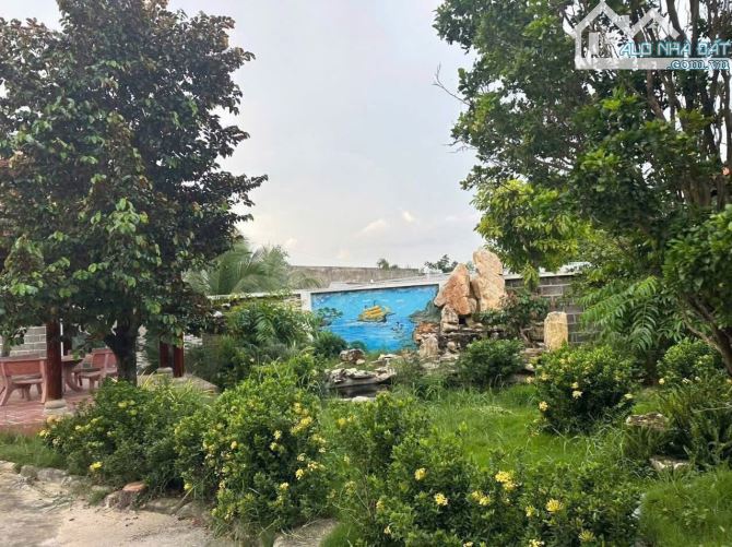 Bán vườn Phước Hội  DT: 2100m2 - ngang 20 dài 100 - Đường nhựa. Có 2 căn nhà gỗ,giá 6ty - 2