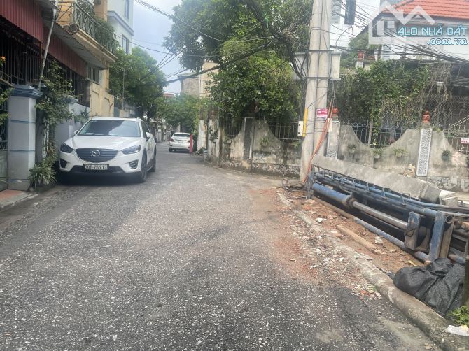 Biệt thự chân cầu Vĩnh Tuy : nhà đẹp - ô tô tránh - ở sướng . Giá đầu tư - 2