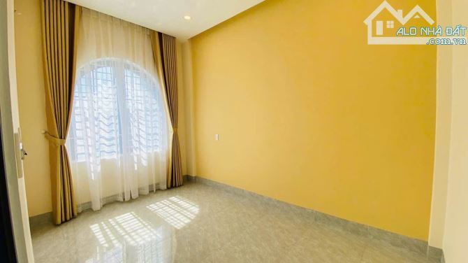 Nhà đẹp hai tầng Hoàng Quốc Việt - Trung tâm thành phố - 2