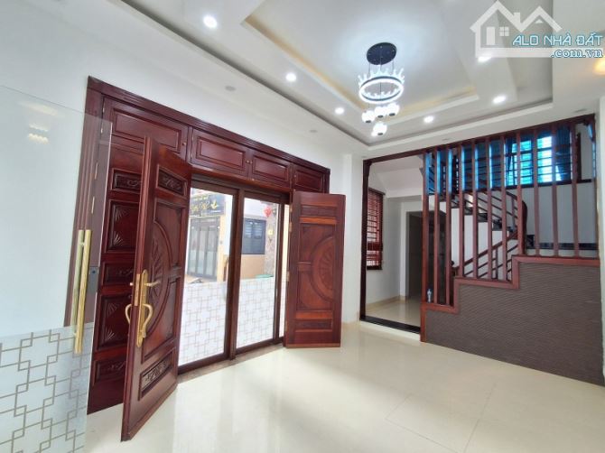 Bán gấp nhà Đức Giang - 47m2 - 4 tàng Dân xây, Lô Góc - oto tránh - 2