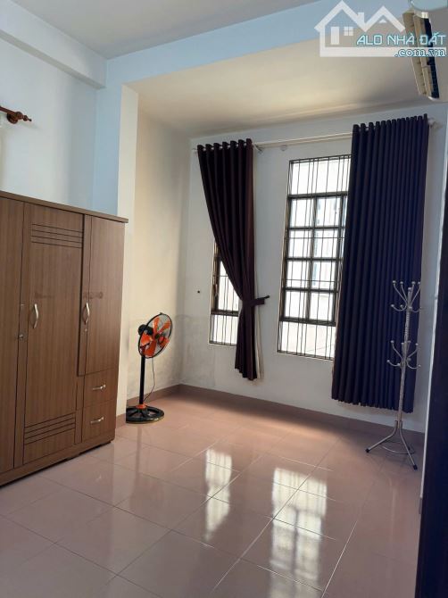 Cho thuê nhà  nguyên căn khu Hoàng Diệu full nội thất  3pn Hẻm oto rộng dt 63mx2 giá 8tr - 2