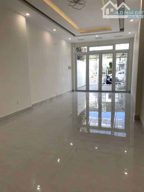 BÁN NHÀ 5PN GẦN TRƯỜNG NGUYỄN DU P2 ĐÀ LẠT - 5PN, SÂN ĐẬU 2 Ô TÔ - 9.3 TỶ - 2