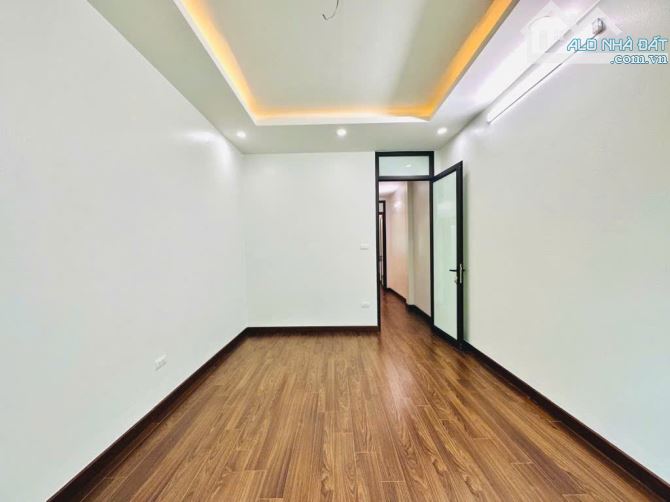 - Bán nhà Trần Cung, 10m ô tô, sát phố, nội thất xịn sò, 37m2, 8.1 tỷ. - 2