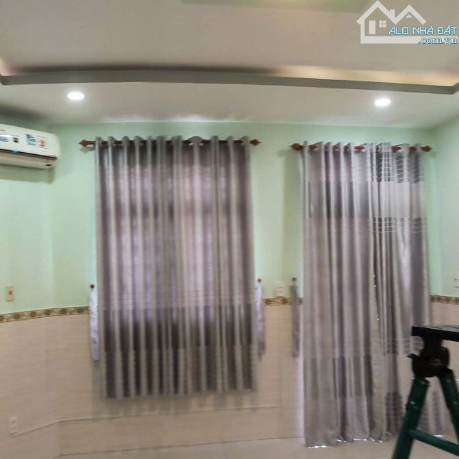 Nhà HXT, 1 trệt 2 lầu 4pn 3wc, sẵn máy lạnh. Gần đường Tam Bình - 2