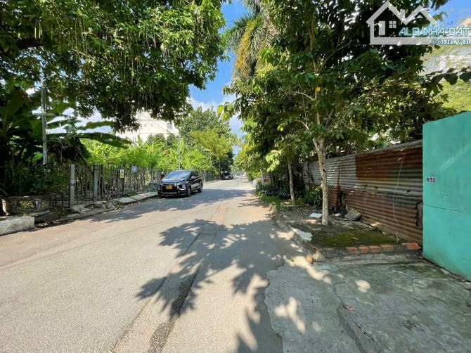 Biệt thự Nguyễn Văn Hưởng Thảo Điền quận 2.Diện tích 350m2.Kết cấu hầm - 3 tầng.Ngang 15m - 2