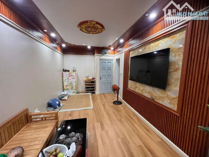 Bán nhà tập thể phố Nguyên Hồng 75m2 chỉ 3.4 tỷ có 2 ngủ, 2WC, 2 thoáng gần Hồ Thành Công - 2