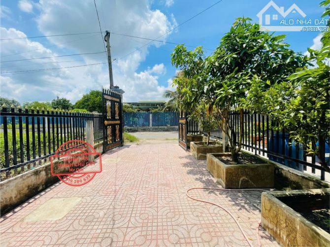 Cần bán gấp nhà 1 trệt 1 lầu, sổ hồng riêng ngay trung tâm Đức Hòa, 165m2 4 phòng ngủ - 2
