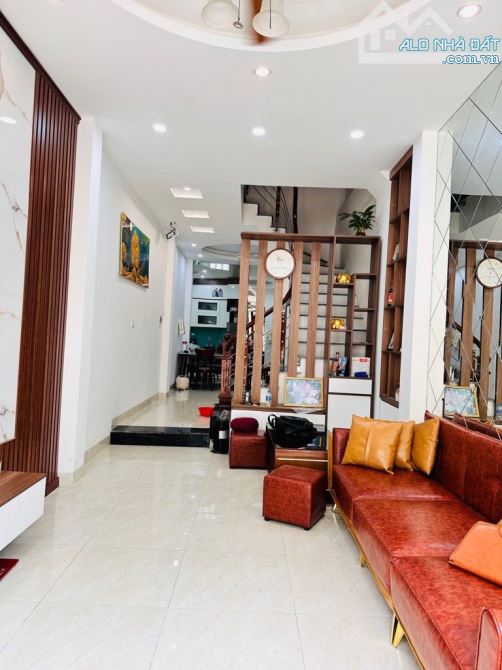 BÁN NHÀ LAI XÁ - DÂN XÂY 4 TẦNG - LÔ GÓC  42M2 FULL NỘI THẤT - Ô TÔ ĐỖ CỬA - GIÁ RẺ - 2
