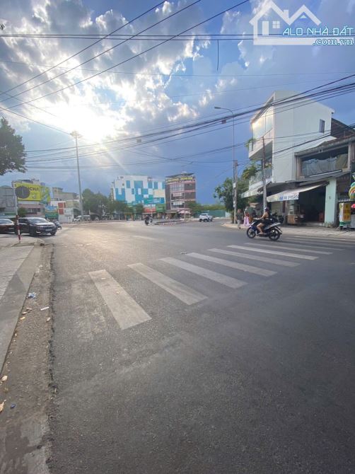 Bán đất tặng nhà mặt tiền Hoàng Diệu ngay vòng xoay. Dt 137m ngag 5,7m giá 155tr/m - 2