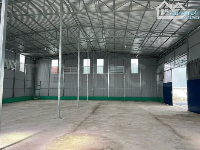 Kho xưởng 400m² có điện 3 pha, đường cặp Quốc Lộ 1A - 2