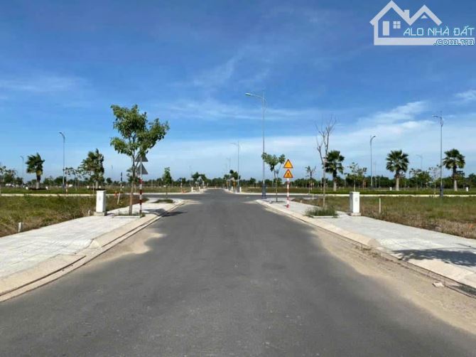 BÁN GẤP LÔ ĐẤT 100m² NGANG 5M, VỊ TRÍ KINH DOANH ĐẸP CÁCH SÂN BAY LONG THÀNH 7 PHÚT - 3