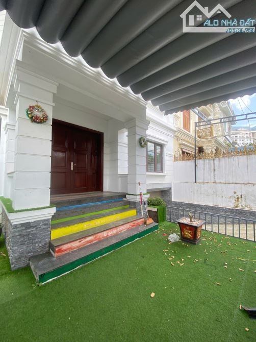 Cho thuê BT đường Hoàng Quốc Việt, Bắc Từ Liêm. DT 200m, 4 tầng 1 hầm, có thang máy. Giá 6 - 3