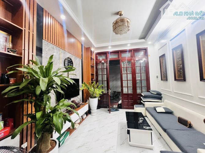BÁN NHÀ LÁNG HẠ ĐỐNG ĐA 35m 5Tầng Mt 4m GIÁ 8.5 TỶ NGÕ THÔNG 2 THOÁNG KINH DOANH. - 3