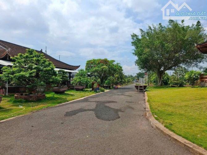 Cần bán mặt tiền QL1A, DT: 80,2x190m, CN: ~15.200m2 (1.52ha), giá: 180 tỷ TL - 11tr/m2 MT - 2
