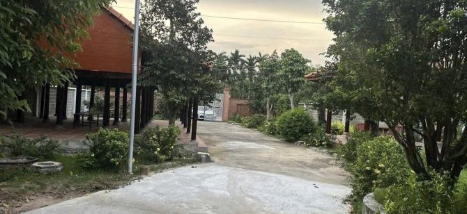 Bán vườn Phước Hội  DT: 2100m2 - ngang 20 dài 100 - Đường nhựa. Có 2 căn nhà gỗ,giá 6ty - 3